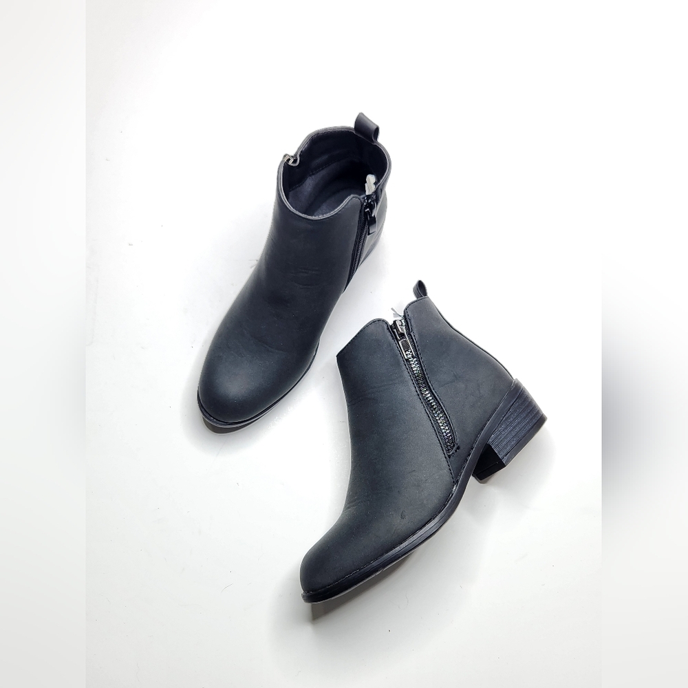 NEW Laundry Girl Size 2 Gray Ankle Boots Booties